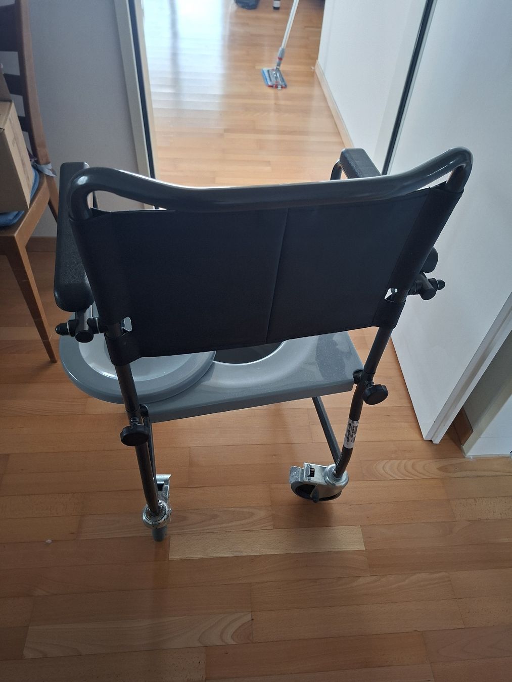 Attrezzature mediche: WC-Stuhl / Toilettenrollstuhl – Usato da Oetwil am See venduto da Barclay64 2