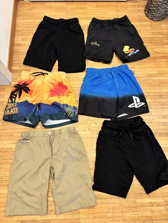Badehosen 146/152 + kurze Hosen