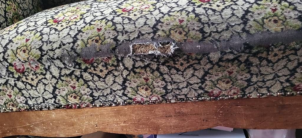 Sofas: Altes Kanapee – Defekt aus Herisau von Zwerg023 1