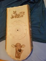 Geschnitzte uhr mit brandmalerei/neu