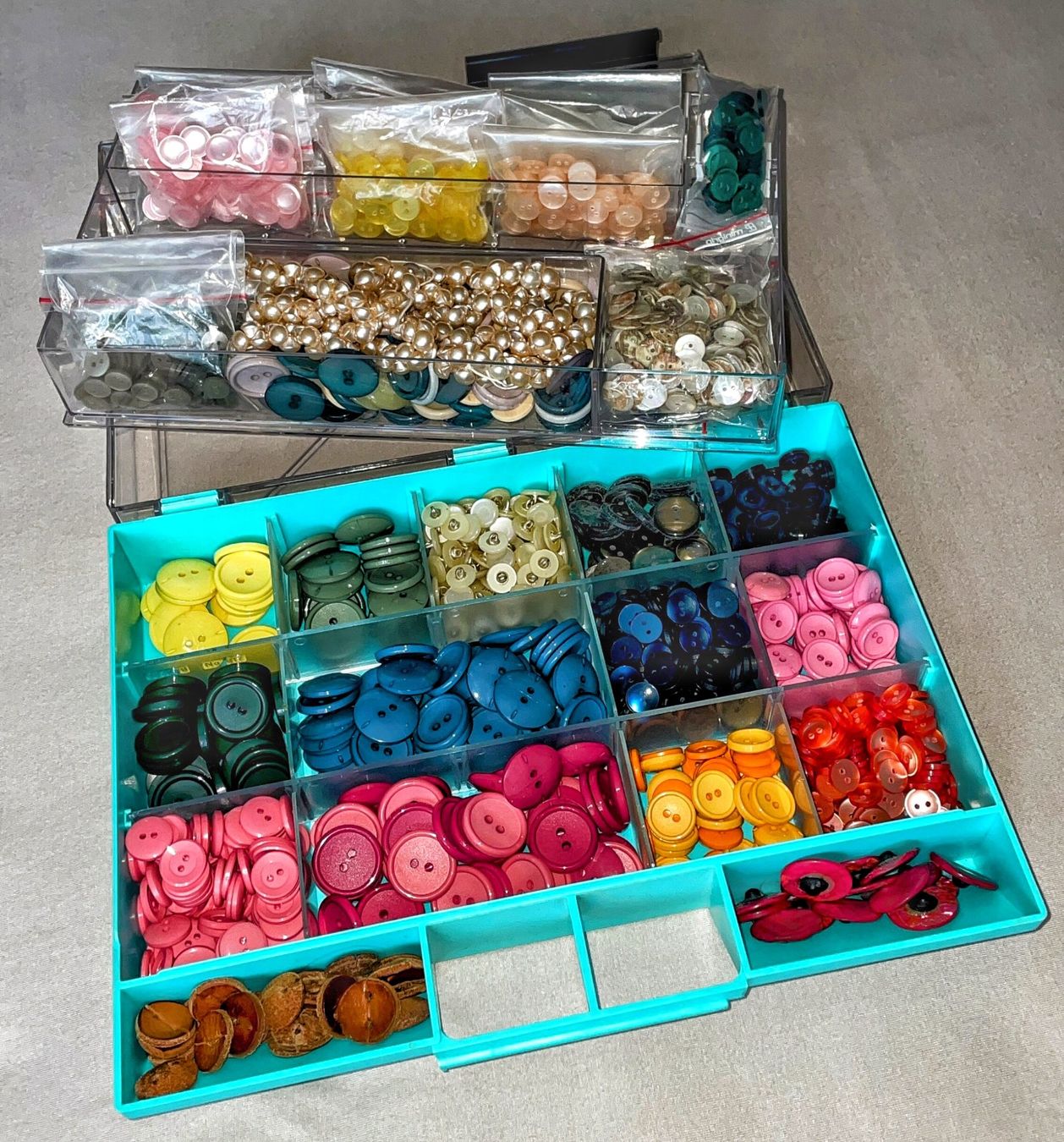Kit bricolage: Knopf-Paradies: Grosse Sammlung sortiert in Box – Nuovo (secondo la descrizione) da Adliswil venduto da Duenenwanderer
