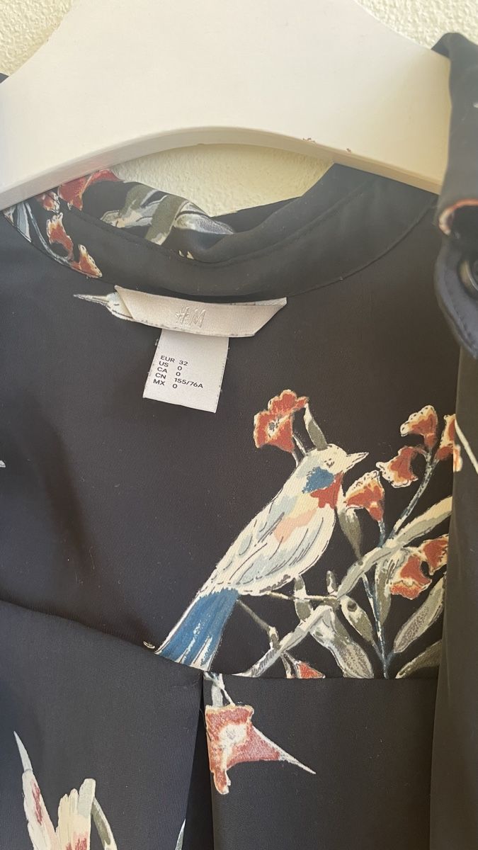 Camicette: Schwarze Bluse mit Blumen/Vogelmuster – Usato da Roggwil BE venduto da R.. 2