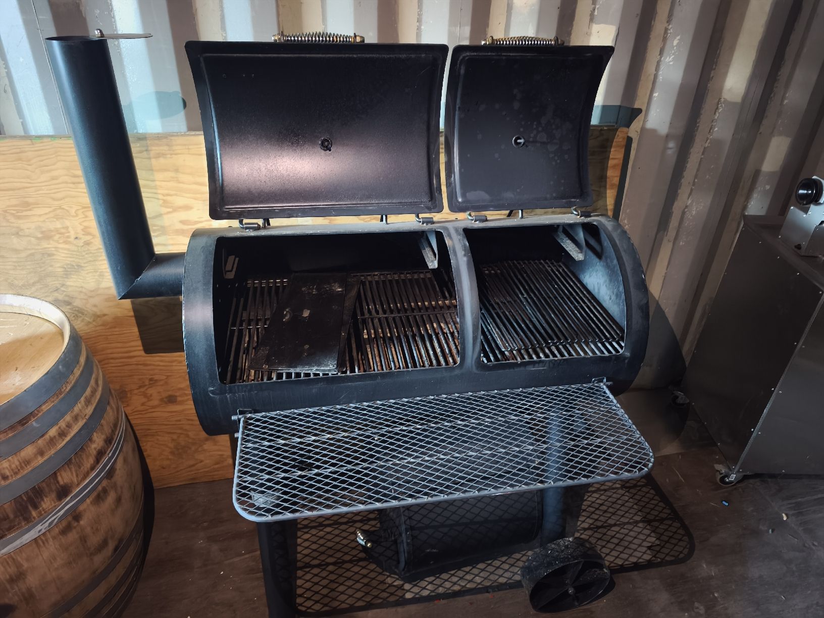 Griglie: BBQ Grill und Smoker  – Usato da Hinwil venduto da Legion88