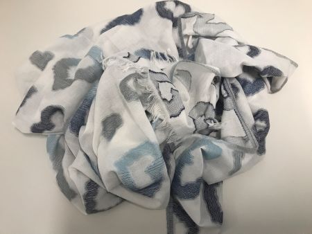 Weisses Foulard mit blauen Herzen