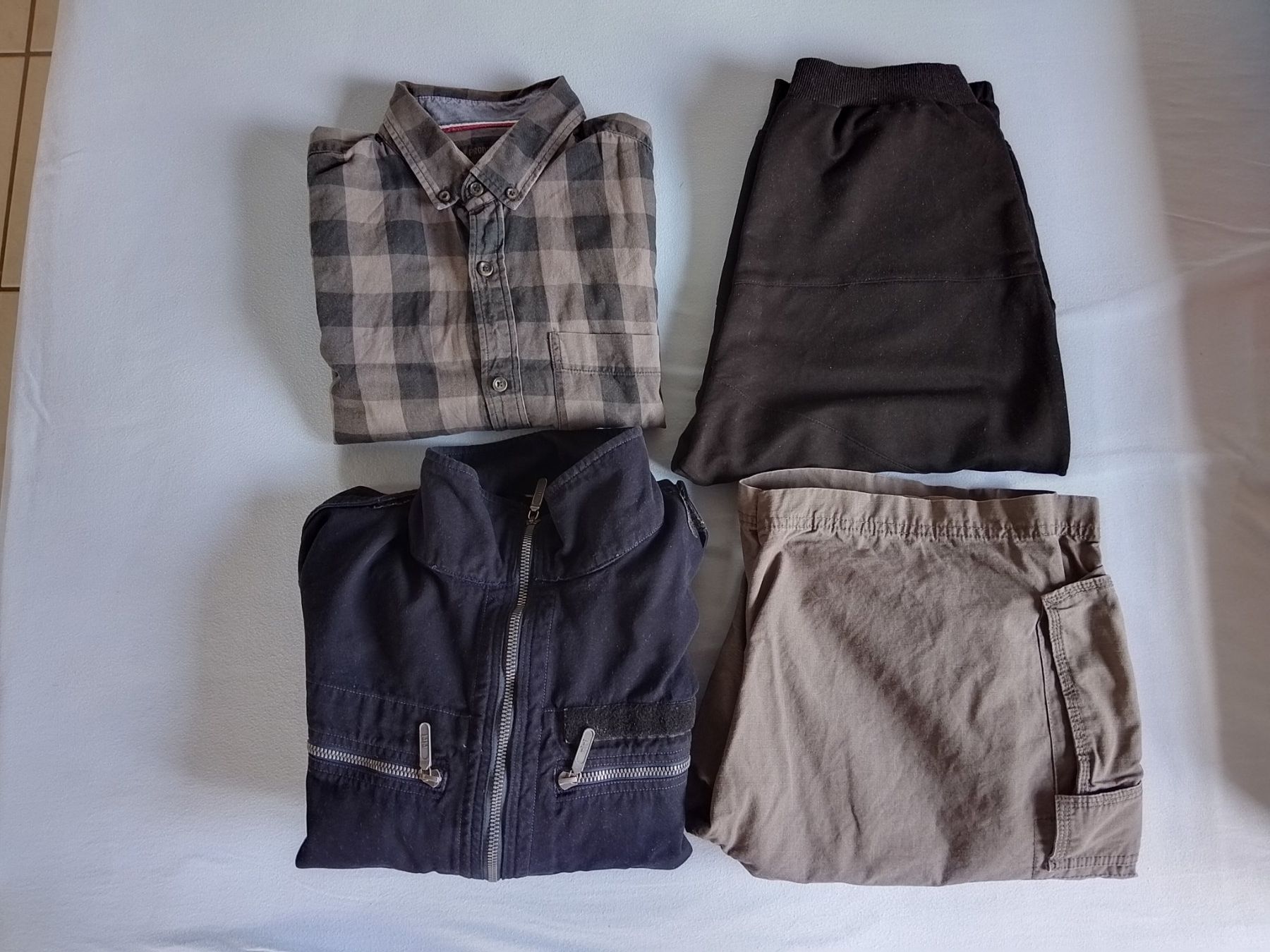 Pantaloni: Herren Cargo Shorts im Kleiderpaket, Gr. M – Usato da Eglisau venduto da sch_m6rw