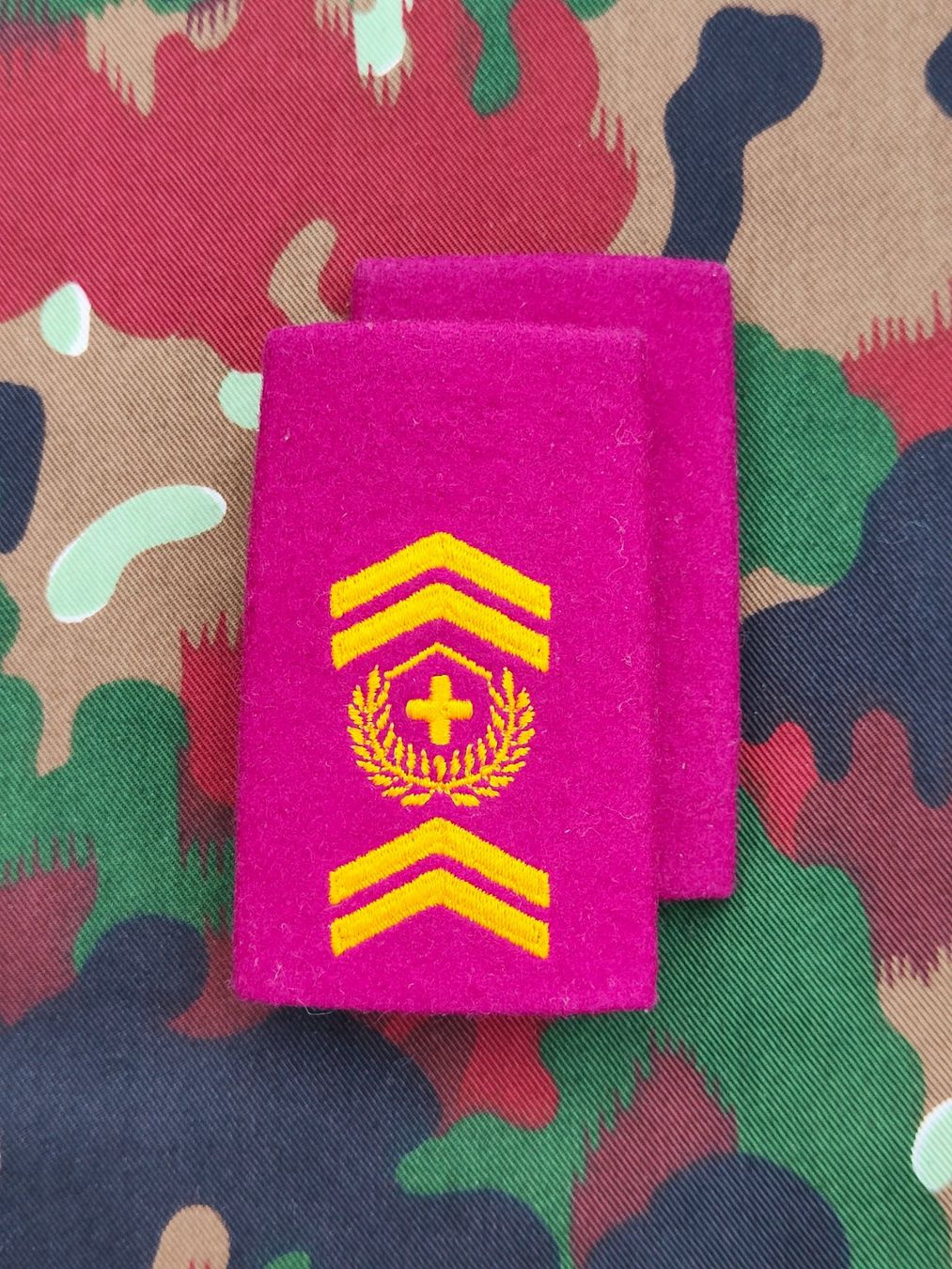 Placchette & Badge: Schulterpatten Stabsadjutant Set Ord. 1995 – Usato da Bauma venduto da SwissMilitaria 1