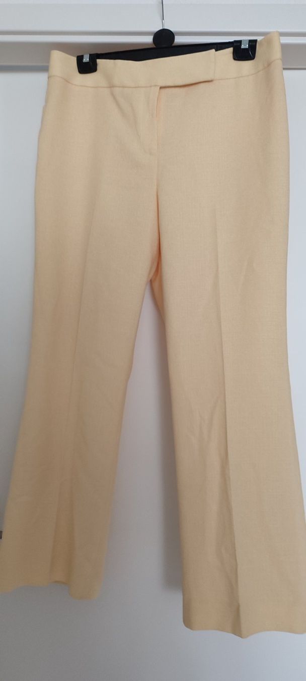 Pantaloni: Pantalon d'été jaune – Nuovo e nell'imballaggio originale da St-Cergue venduto da Neviana