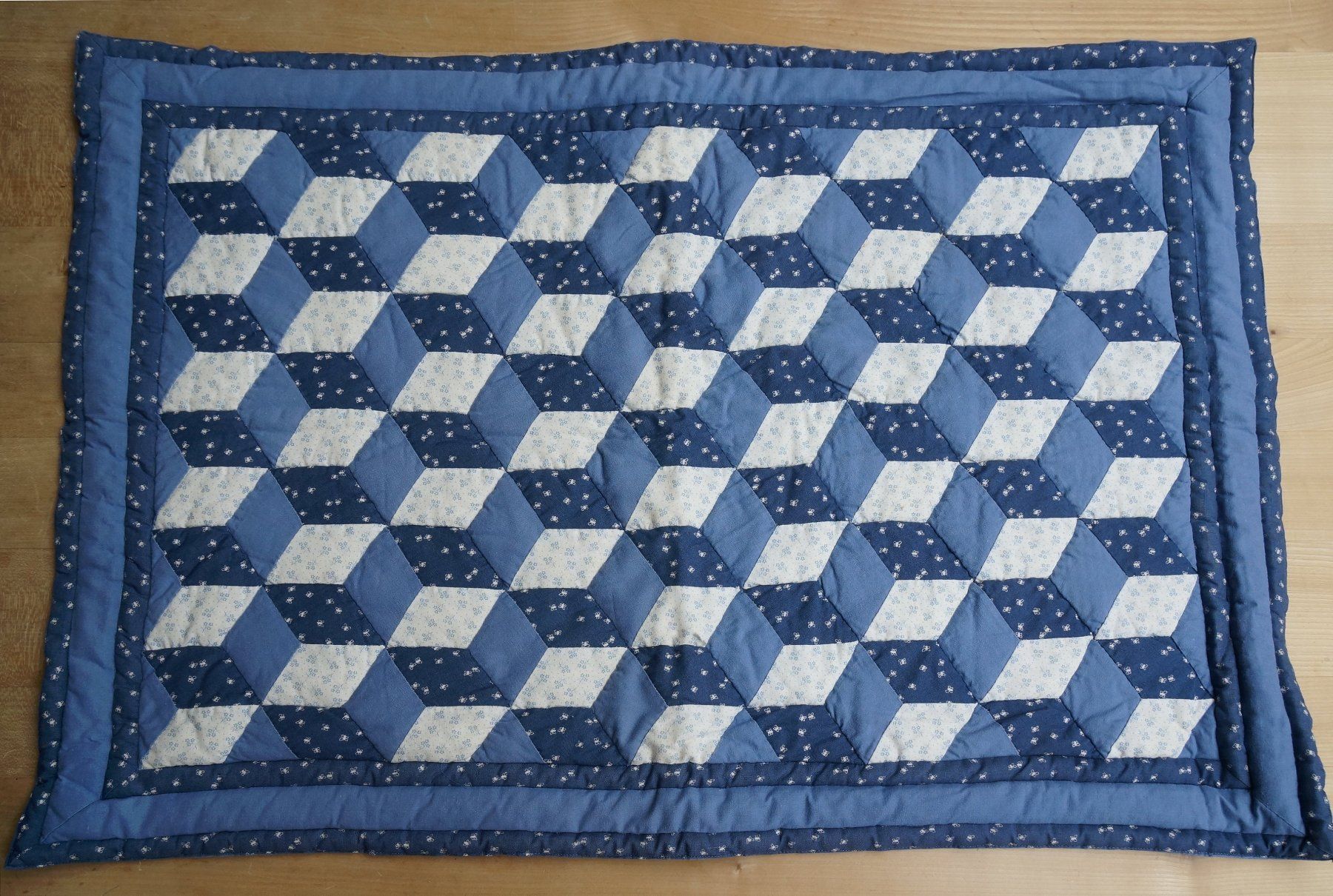 Coperte: Patchwork-Quilt "Tumbling Blocks", 60x80cm, handgequiltet – Usato da Ostermundigen venduto da Aldoc