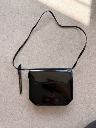 Elegante schwarze Lack-Tasche. Perfekt für den Sommer! ☀️👜