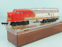 Minitrix Spur N Santa Fe F7