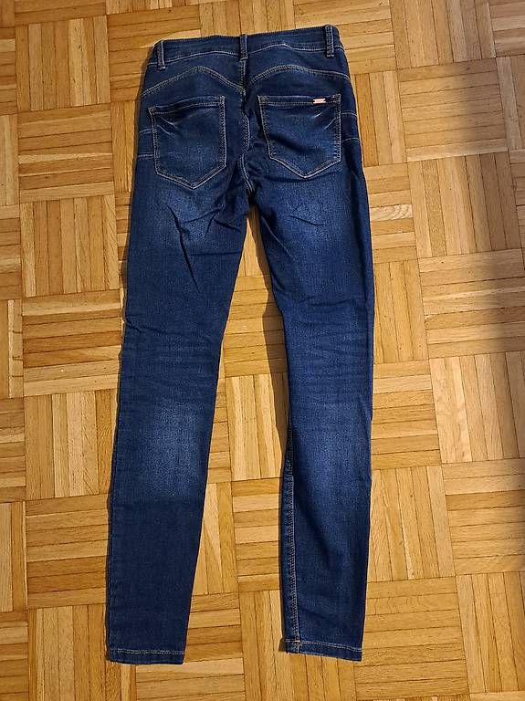 Jeans: Damen Jeanshosen  – Usato da Volketswil venduto da ale_f7mk 1