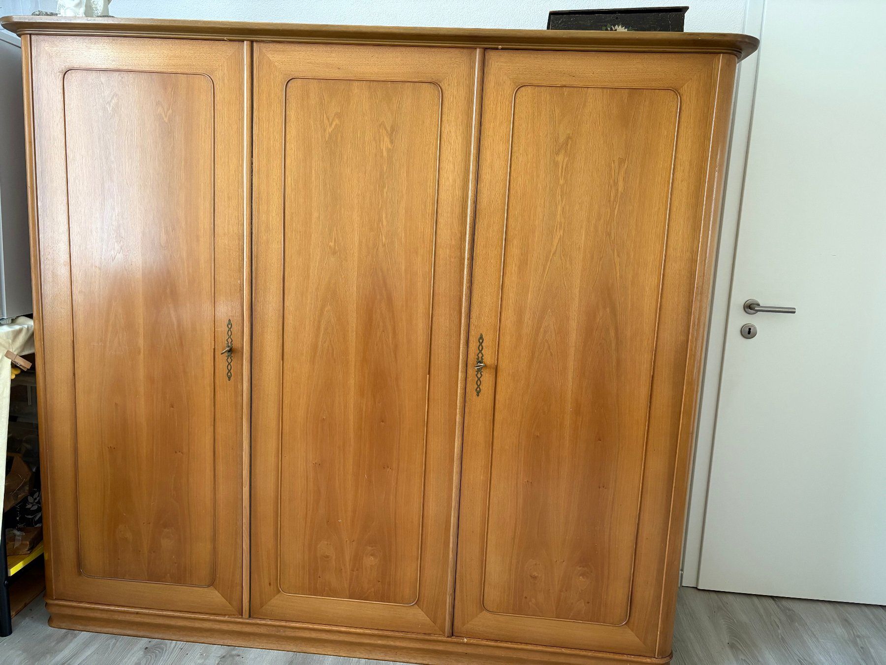 Armoires: Kleiderschrank 3-türig – D'occasion à Schongau par Sanchopanza