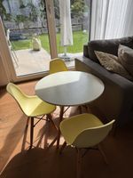 Kindertisch und 3 Stühle gelb guter Zustand, Eames Nachahm.