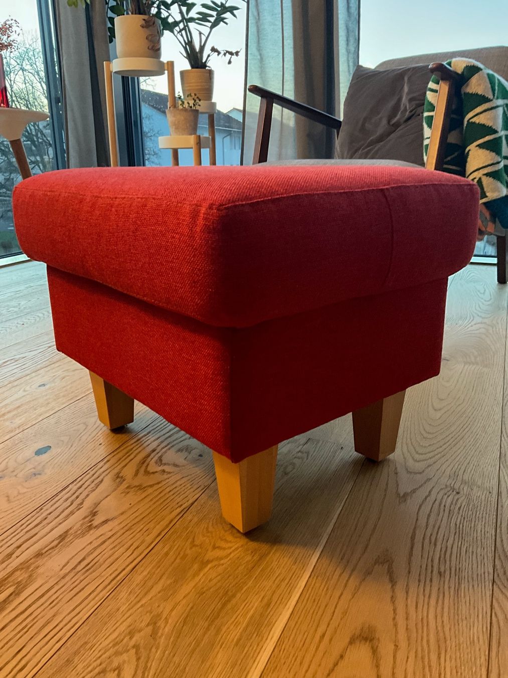 Poltrone: Hjort Knudsen - Roter Sessel mit Hocker – Usato da Steinhausen venduto da Smari 4