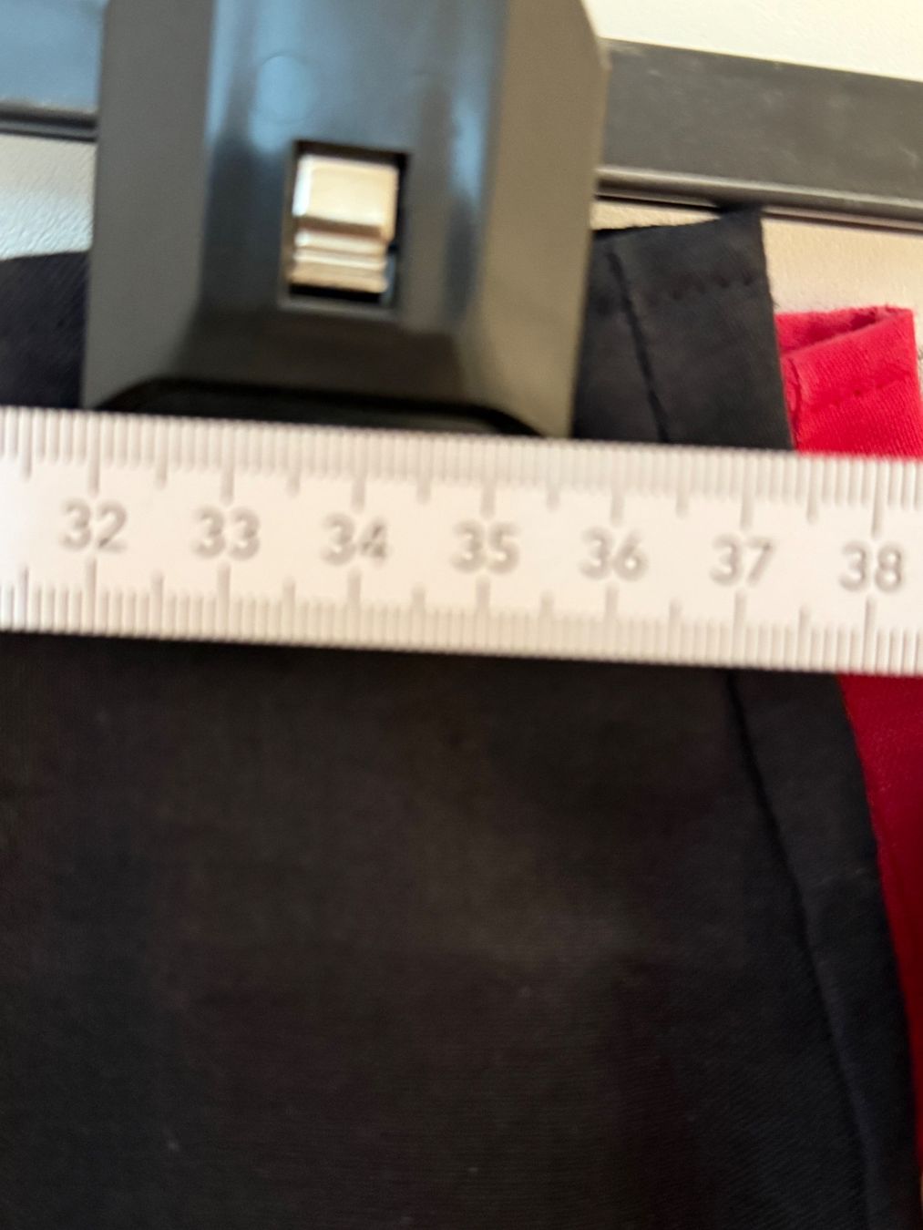H&M Lotti di vestiti: Rock Damen 3x H&M hellgrau/rot/dunkelblau einwandfrei – Usato da Buhwil venduto da Lin66 5