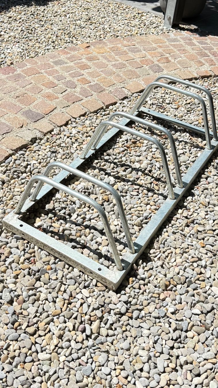 Veloständer: Fahrradständer Metall 3Plätze – Gebraucht aus Allschwil von Spice6
