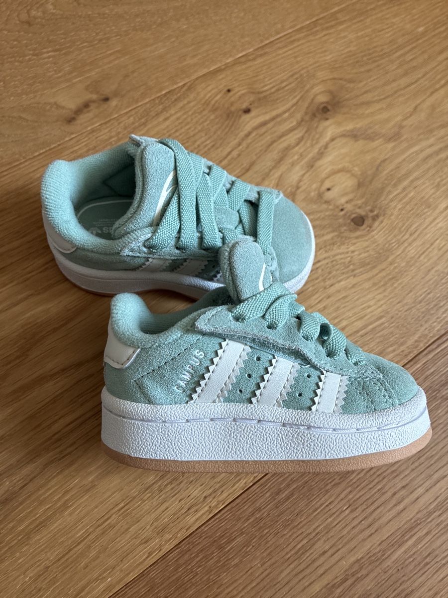 Adidas Scarpe per ragazzi: Kinder Turnschuhe Adidas hellblau Grösse 19 – Nuovo (secondo la descrizione) da Dürnten venduto da had0. 1