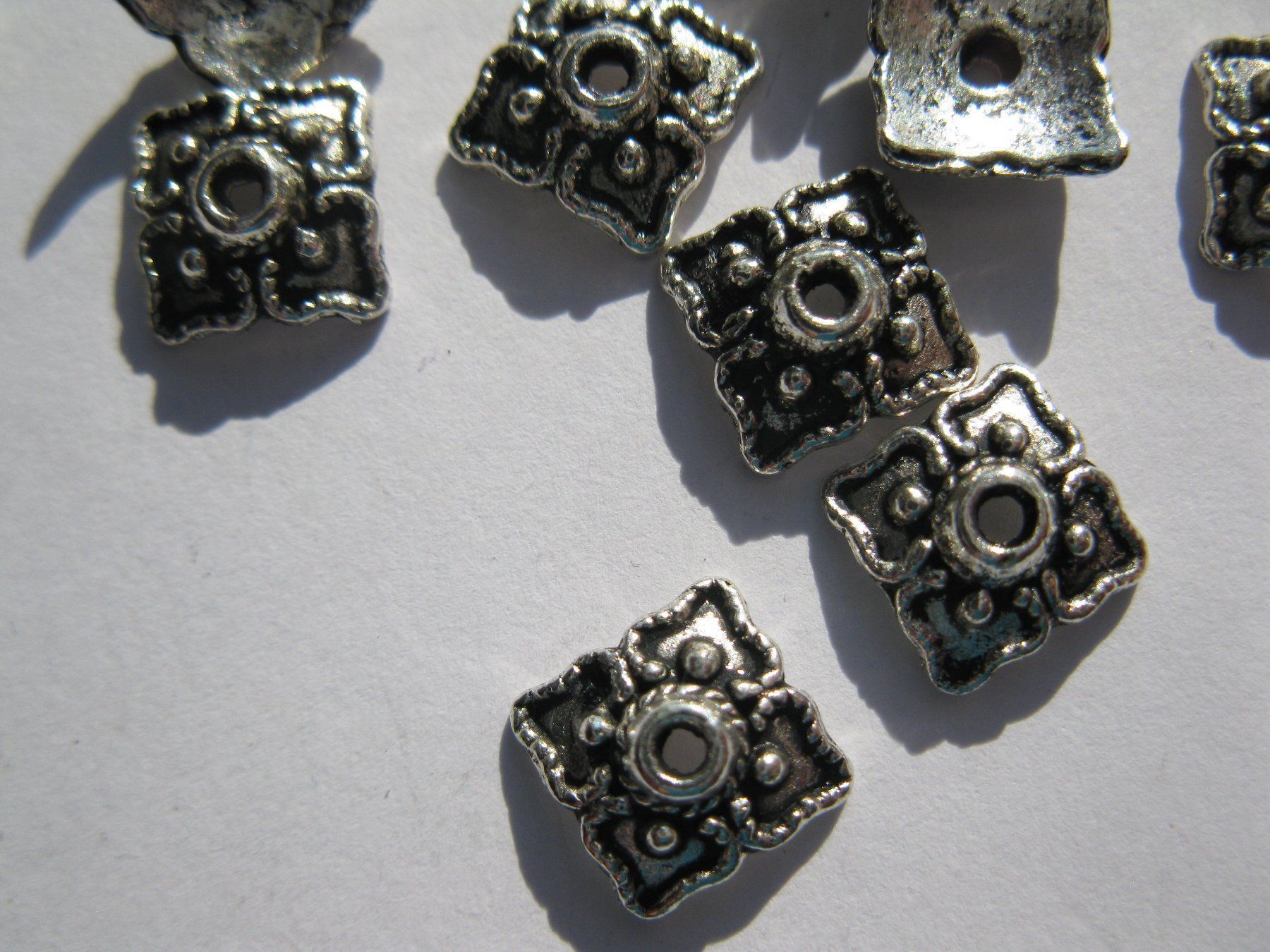 Perlen (unechte): 40 Perlenkappen quadratisch, 8mm – Neu und originalverpackt aus St. Margarethen TG von LuanaKa 1