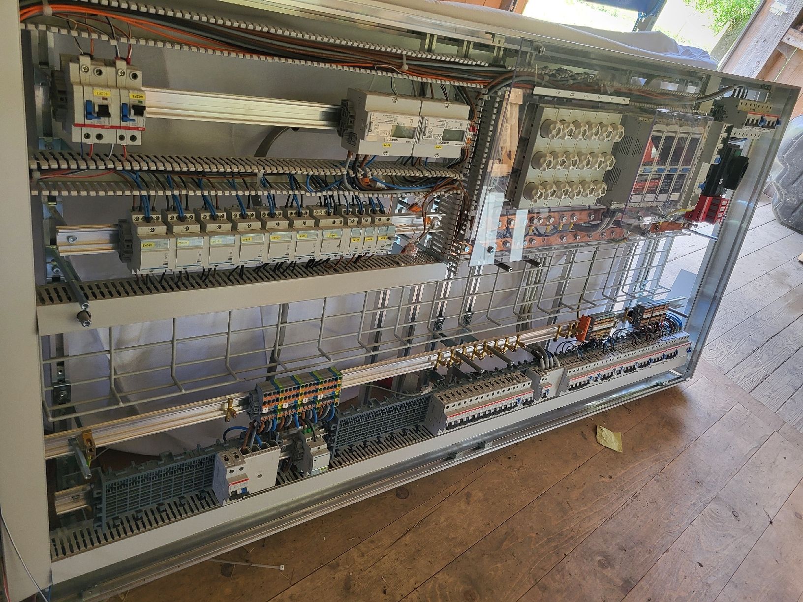 Alimentazione elettrica: ATZ Elektroverteiler, 200x95x21cm – Usato da Alpnach Dorf venduto da str_jdw2