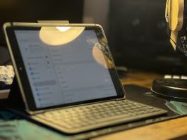 iPad 8 32GB  Akku 81% Logitech Folio Bluetooth-Tastaturhülle