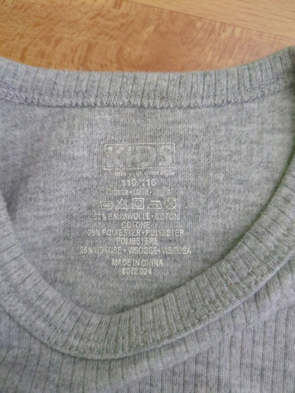 Maglioni & Felpe: Graues Langarmshirt Rippstrick Grösse 110/116 – Usato da Adlikon b. Andelfingen venduto da IlonaSp 1