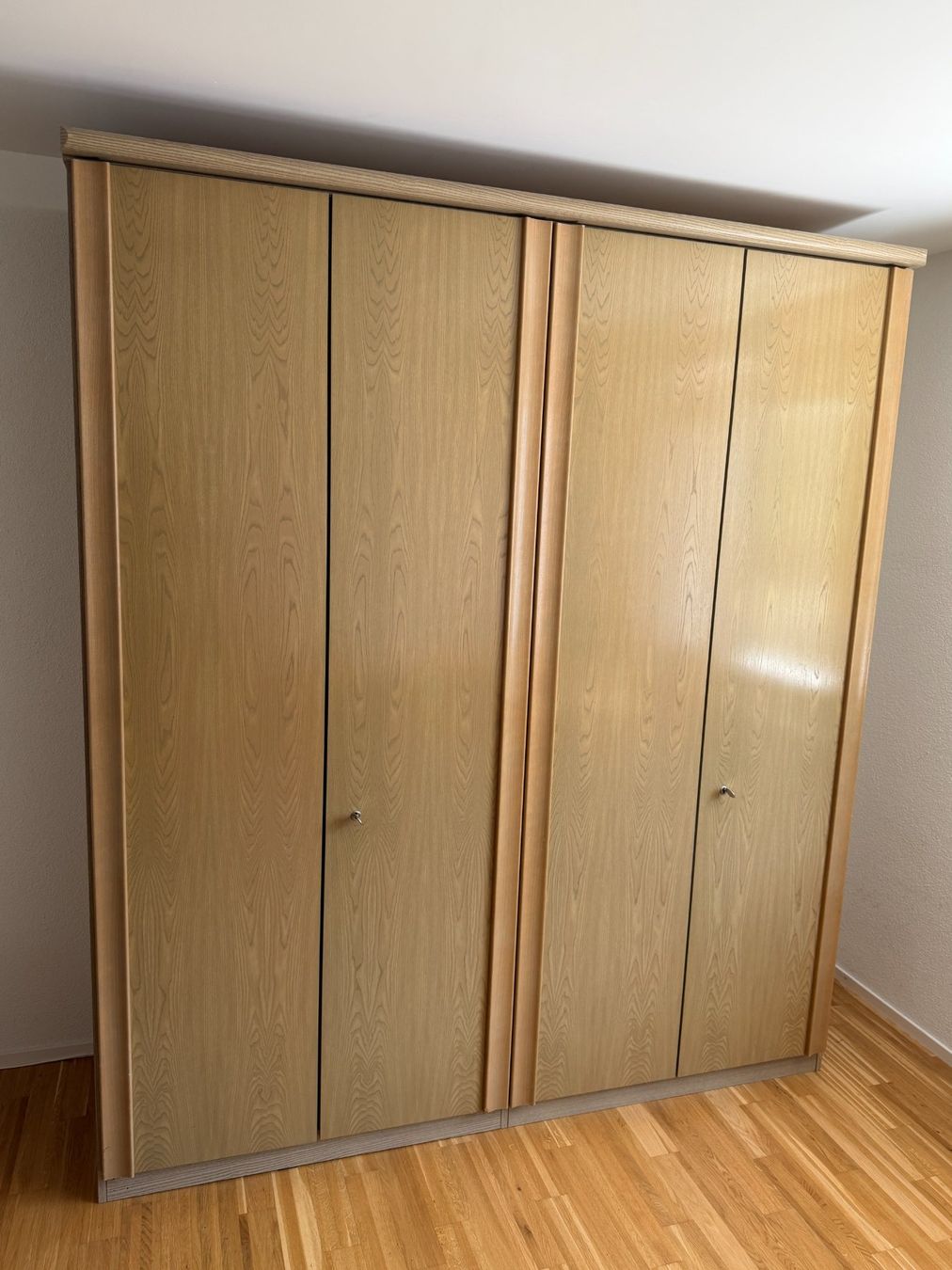 Schränke: Kleiderschrank – Gebraucht aus Kriens von Cinghiale26