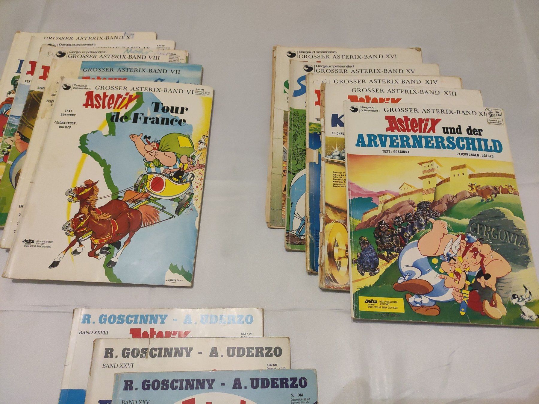 Comics: 25 Asterix + Obelix alte Auflagen Comics Sammlung – Gebraucht aus Hinwil von  2