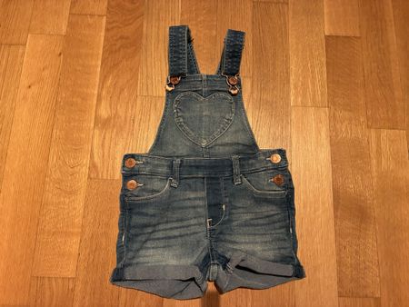 Kurze Latzhose Denim Grösse 104 Herz-Applikation 