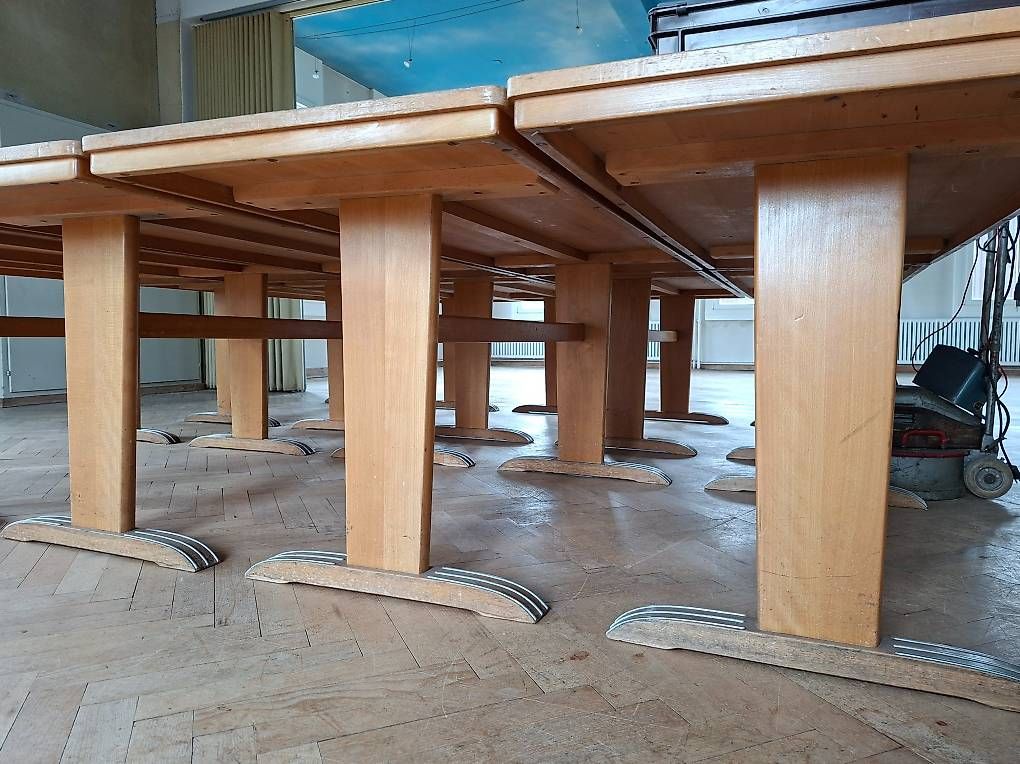 Tavoli: 12 grosse Holztische massiv – Usato da Obfelden venduto da Foto_Bild_Kunst_Buch 2