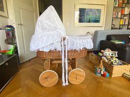 Stubenwagen für Baby aus Korbmaterial