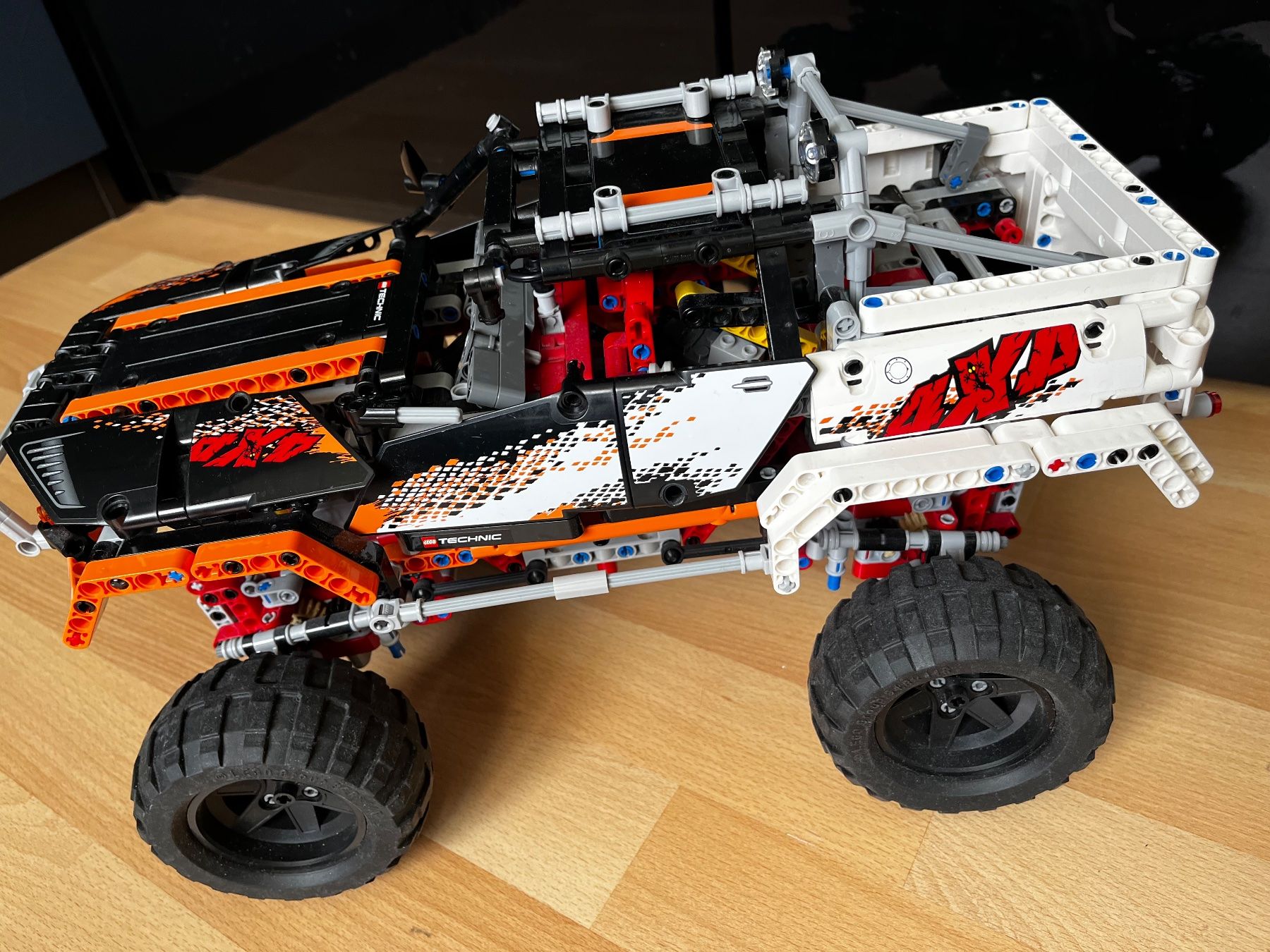 Lego Spielzeuge: Lego Technic 4x4 grosser Offroader 9398 mit Motor – Gebraucht aus Gossau SG von