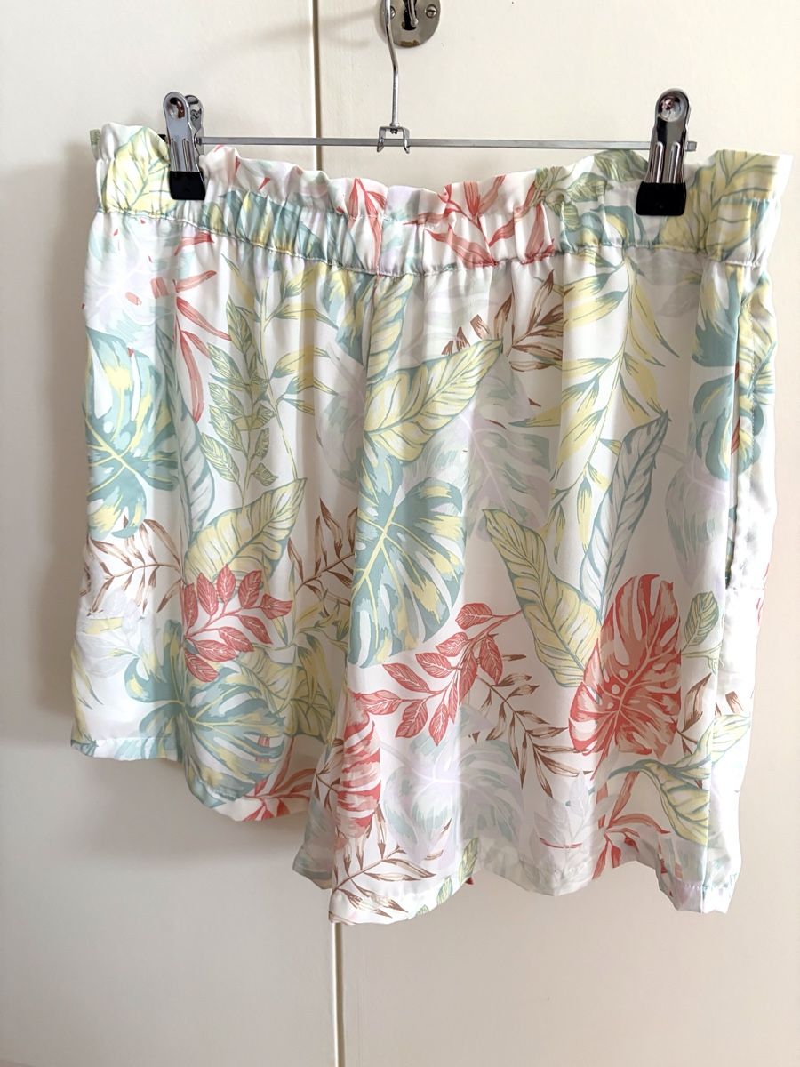 Only Hosen: Short imprimé fleuri, léger  – Neu (gemäss Beschreibung) aus Le Noirmont von Fanny_ 1