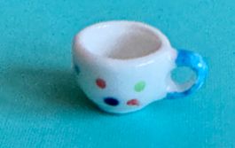 Tasse mit farbigen Punkten Porzellan fürs Puppenhaus
