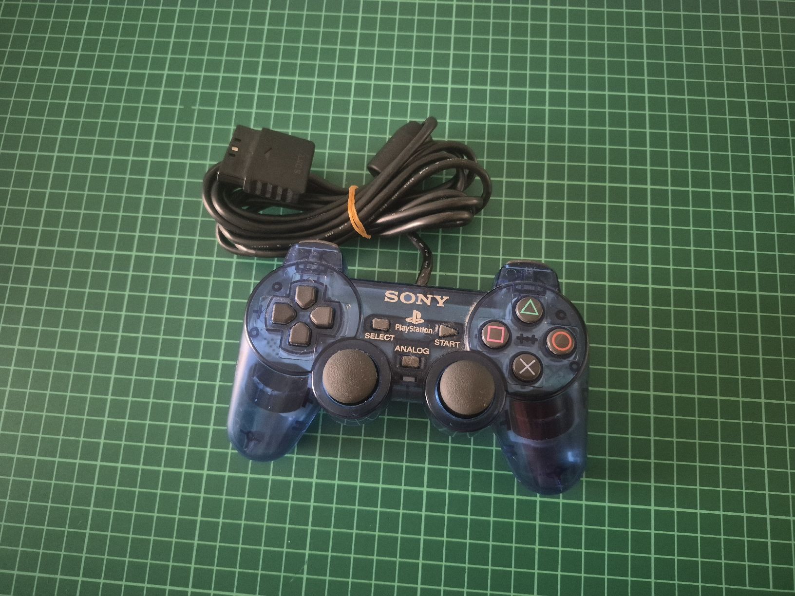 Sony Controller: Blue transparent Sony PlayStation 2 controller  – Usato da Meyrin venduto da Retro-GZ
