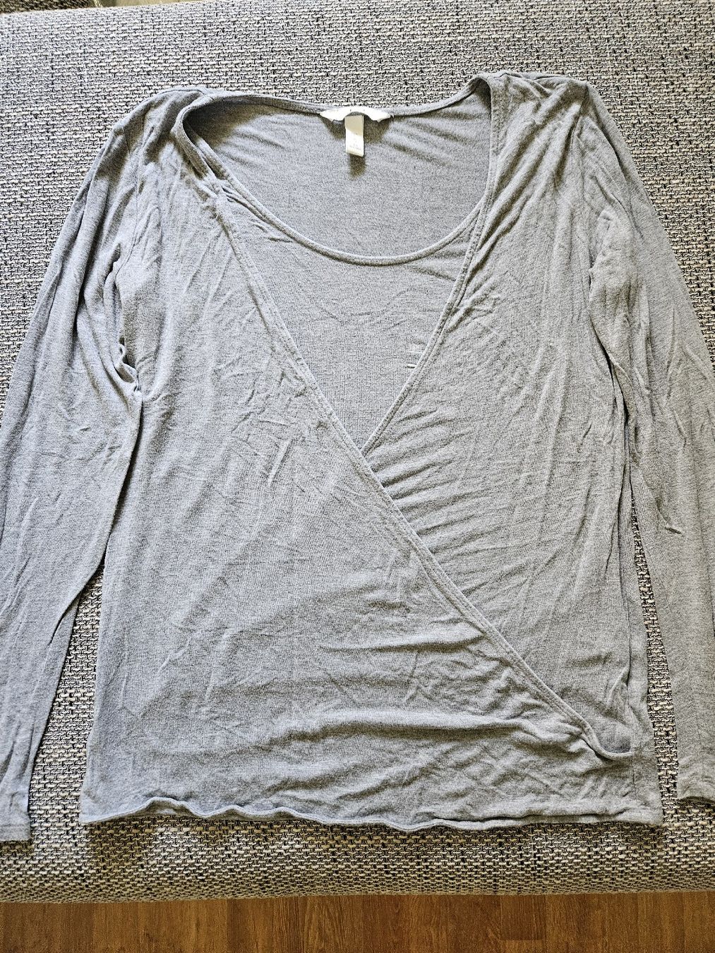 H&M Top: H&M Still Shirt Grau, Langarm – Usato da Zug venduto da diana.bee