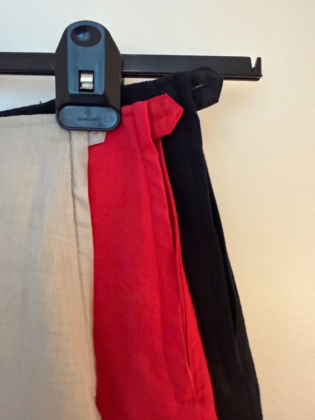 H&M Lotti di vestiti: Rock Damen 3x H&M hellgrau/rot/dunkelblau einwandfrei – Usato da Buhwil venduto da Lin66 1