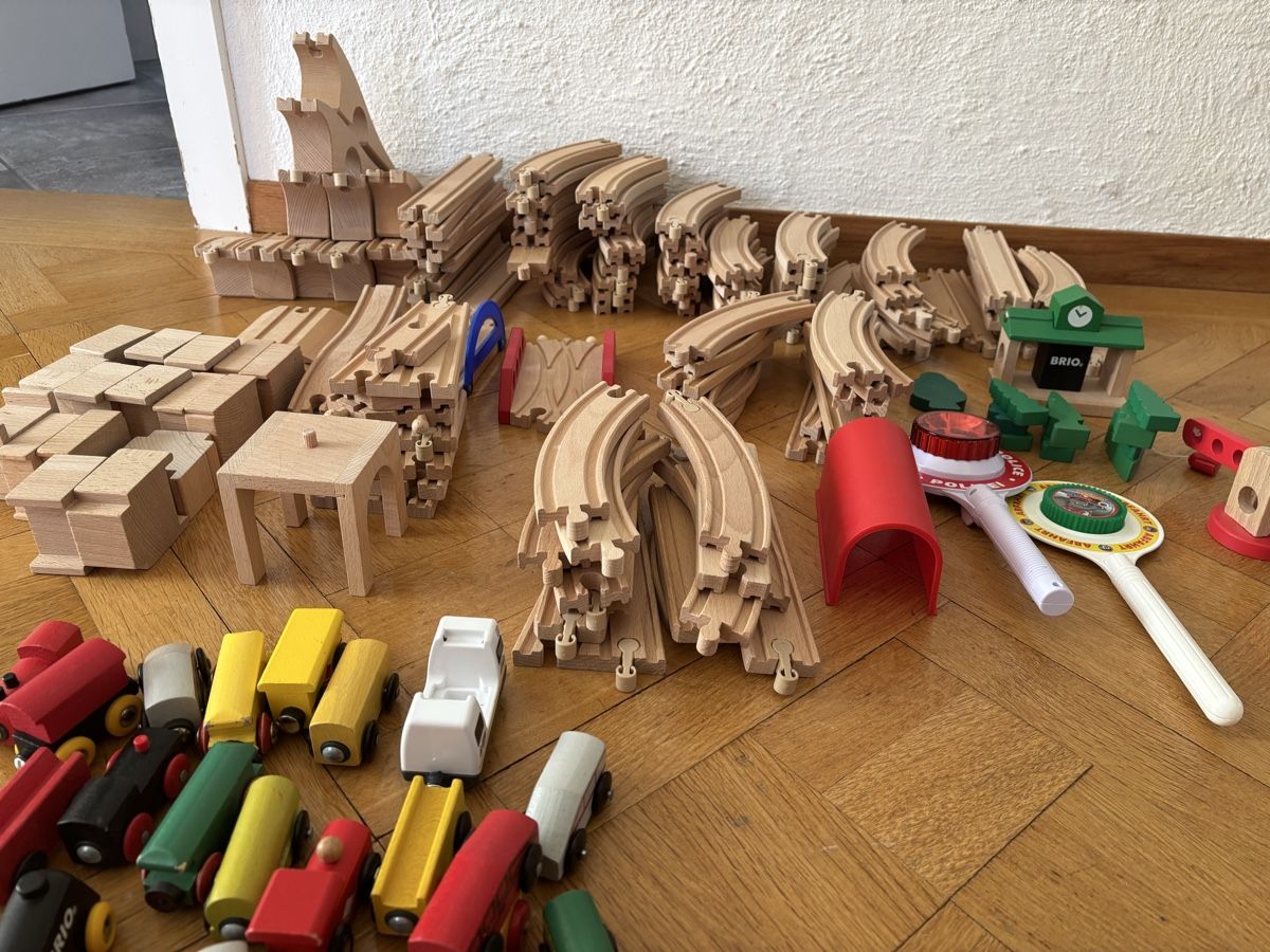 Holzartikel: Holzeisenbahn mit Züge – Gebraucht aus Bern von Sasa3018
