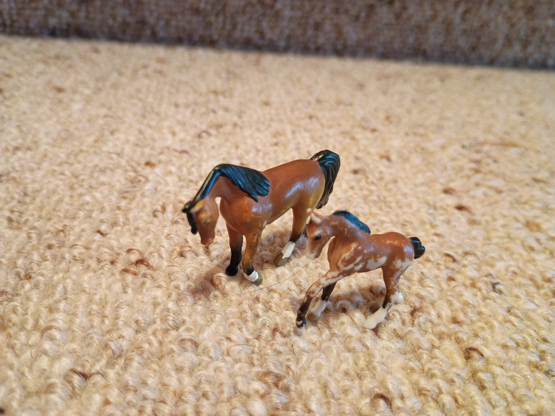 Statuette: BREYER Mini Figur Stute mit Fohlen, ca. 5 cm/3 cm – Nuovo (secondo la descrizione) da Buchs AG venduto da ReaNaTsch