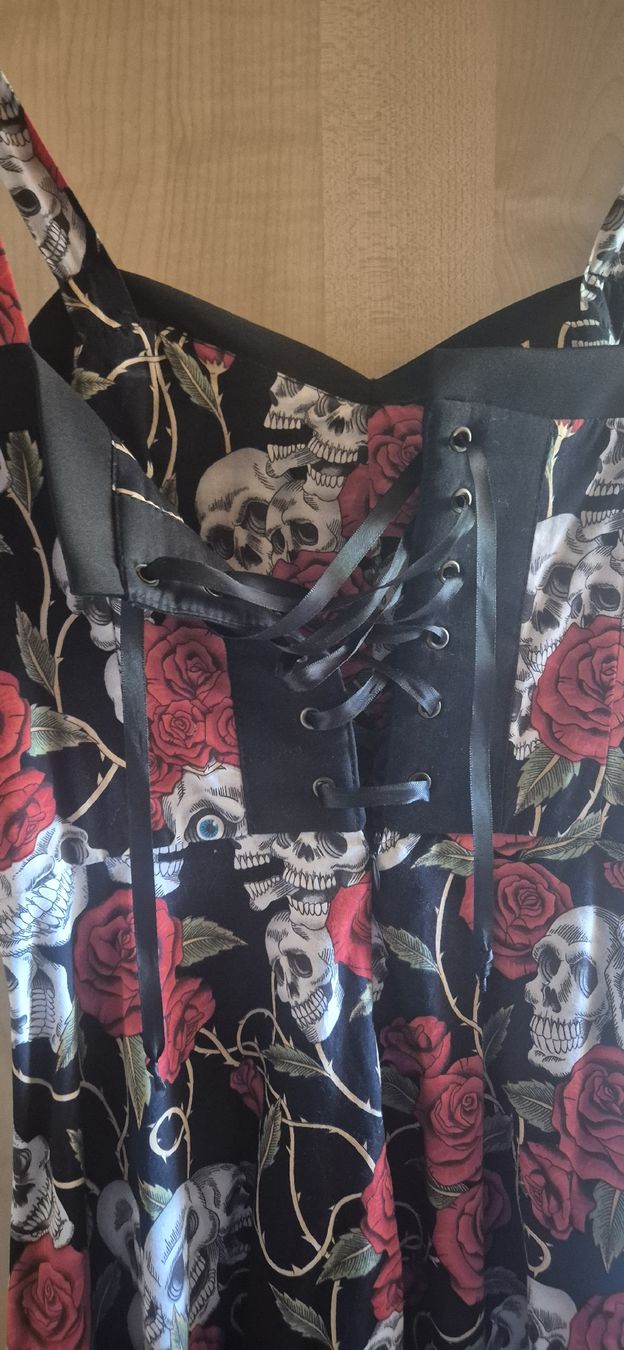 Vestiti: Robe tête de mort – Nuovo (secondo la descrizione) da Belfaux venduto da Dea_Symbelmyne 2