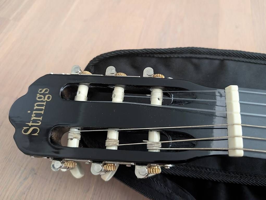 Strumenti musicali: Gitarre Strings – Usato da Aesch ZH venduto da mvzurigo 1