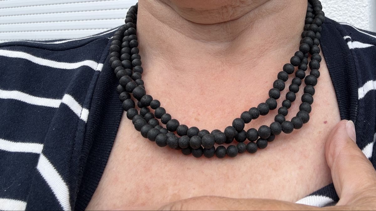Catenine: Schwarze Bernsteinkette aus 3 Strängen, 48 cm – Nuovo e nell'imballaggio originale da Ebikon venduto da Leonidas2 1