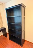 Grosses dunkles Bücherregal