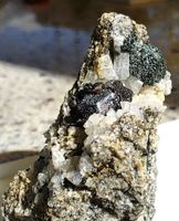 Mineral: Rutil Kniegelenk mit Rutil Pseudomprphose / Ilmenit
