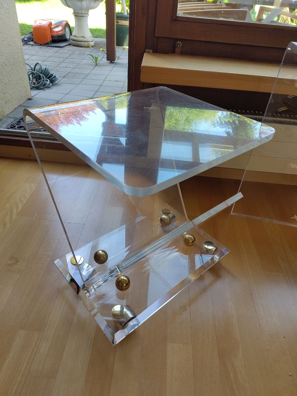Tavoli: Tischchen aus Acrylglas mit Messing-Elementen – Usato da Wädenswil venduto da AVY
