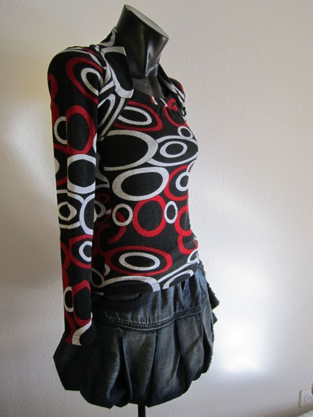 Top: Un top / pull pour les journées froides – Usato da Lausanne venduto da Kmm03 2