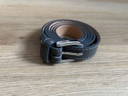 Ceinture étroite grise foncée et boucle argenté