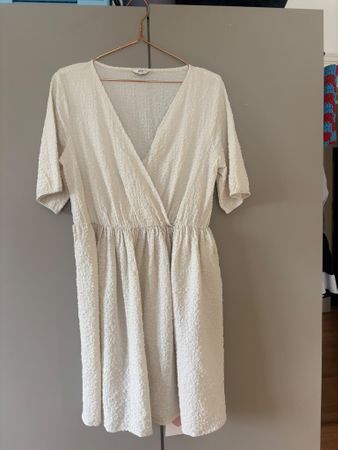 ONLY Kleid weiss kurz V-Ausschnitt Grösse M guter Zustand