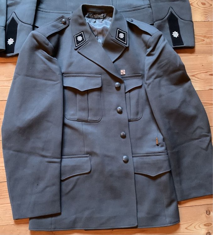 4 Uniformjacken vom Grenzwachtkorps 2