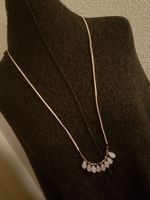 Kette mit 8 Tropfenpendeln milchigweiss und kl. Würfelbeads