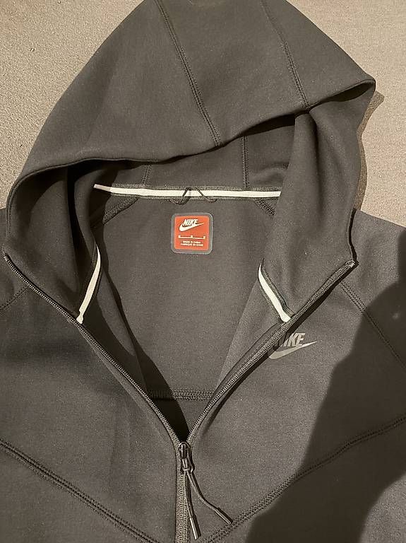 Vestes: Nike Tech Fleece M – D'occasion à St. Gallen par 84PYREXLIVIN06